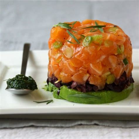 Cá hồi tartare với bơ