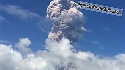 De Vulkaan Mayon Vulkaan Schiet Lavafonteinen Dicht, Gewelddadige Uitbarsting Dreigt