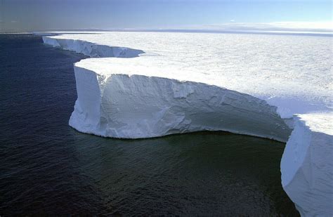 Didžiausias Arkties Ledkalnis Per 50 Metų Aptiktas Kanadoje