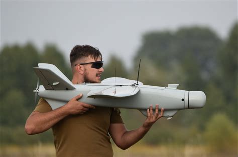 Drone Sub Izmanto Militāro Tehniku, Lai Pārbaudītu Naftas Platformas