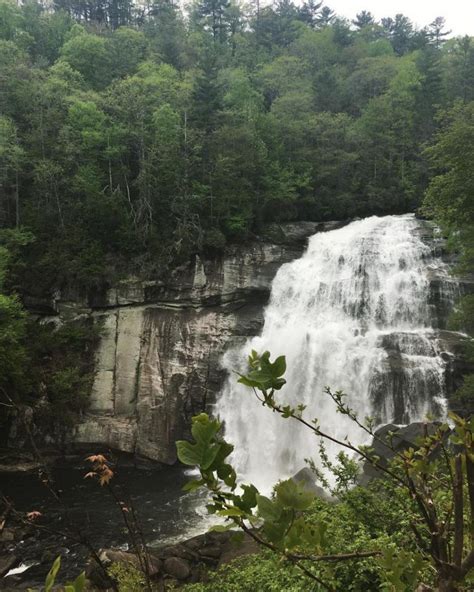 Fai un giro lungo una cascata a Turtleback Falls nella Carolina del Nord