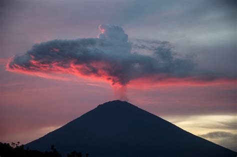 Giant Volcano On Bali Kohottaa Tuhkapilviä, Voi Erupt Pian