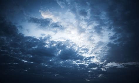 Heldere En Stormachtige Nacht: Wolken Maken Steden Lichter