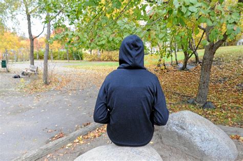 Meditating May Saattaa Ihmiset Tuntemaan Itsensä Vähemmän Yksinäisiksi, Sanoo Tutkimus