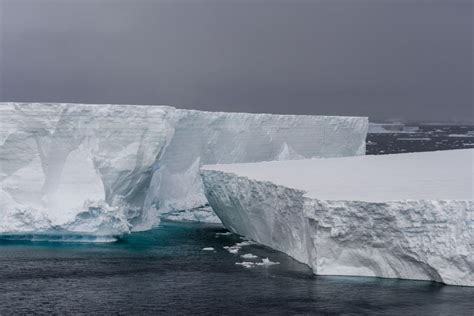 Ogromni Grenlandski Ledeni Brijeg Počeo Se Raspadati