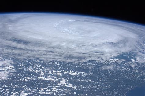Perché Gli Uragani Si Curvano In Mare Aperto?
