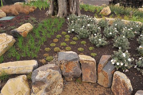 Piedras de basalto en el jardín - corte y colocación