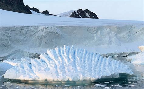 Trilyon-Ton Buzdağı Antarktika'Yı Kırdı