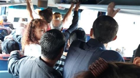 Непознати В Автобус: Защо Колегите Пътници Избягват Взаимодействието