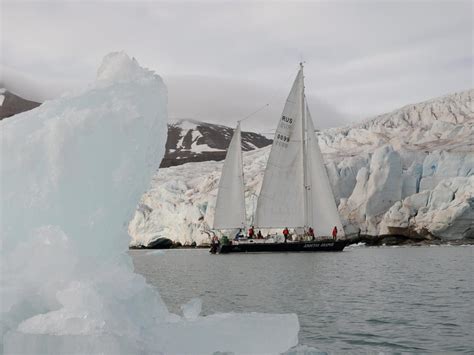 Полярное погружение в Арктику - перед ледяными водами Гренландии